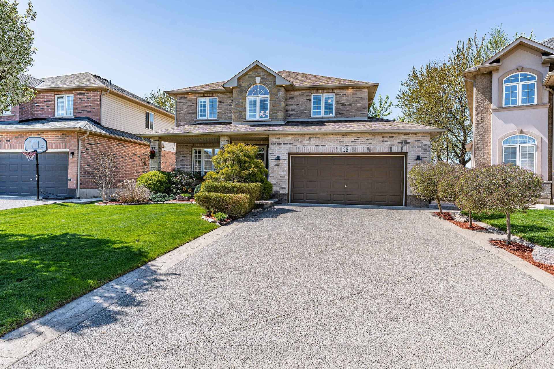 FIRST TIME FOR SALE ! Leckie Park watch out this 2006 built home has a professionally finished basement 2018, private yard with pool, and 4 great bedrooms !