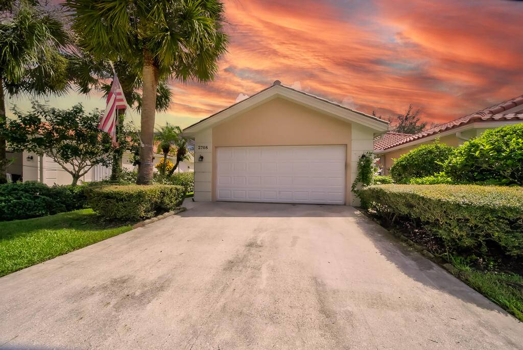 Welcome to this charming lakeview villa, offering 2 bedrooms, 2 bathrooms, and a 2 car garage.