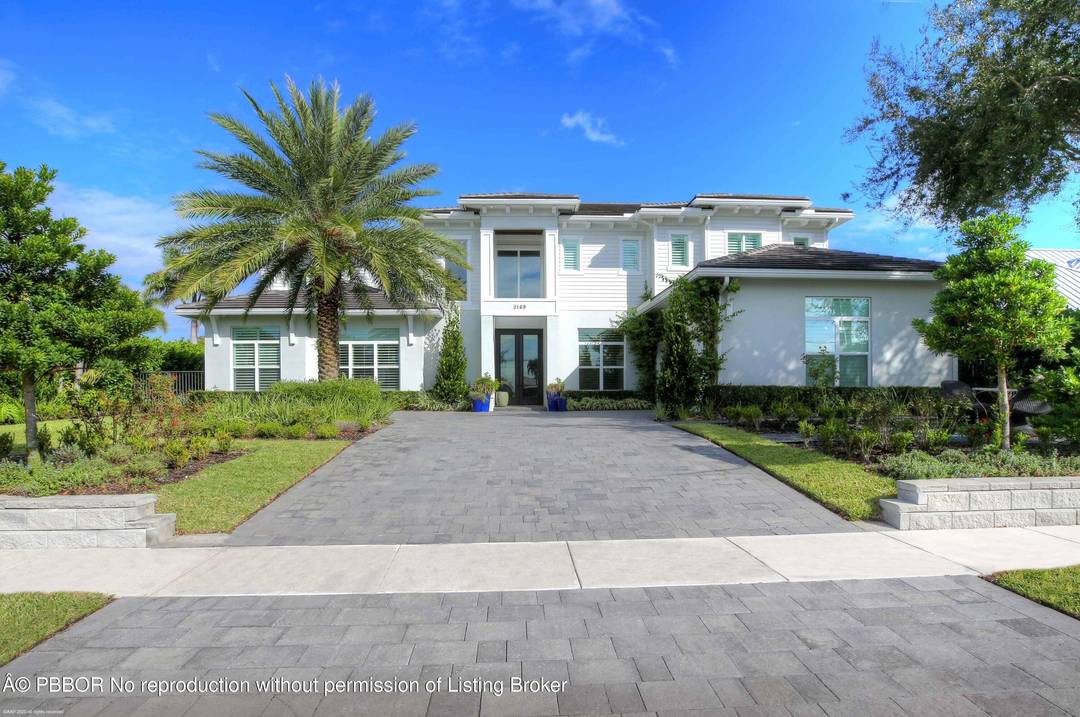 Built new in 2020, this fabulous Palm Beach Gardens Modern Island Smart Home boasts 5 bedrooms and 5.