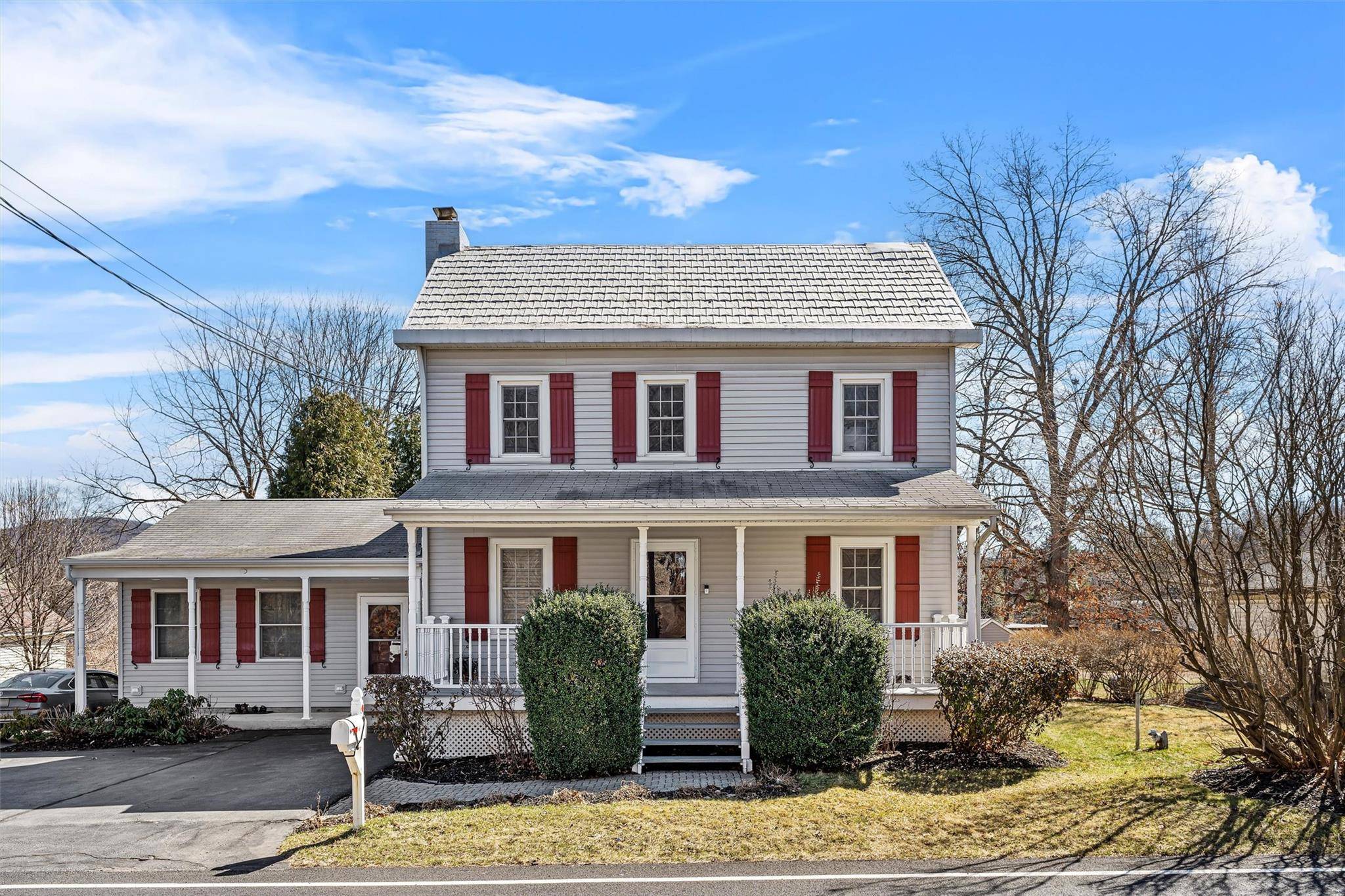 Welcome to this charming house.