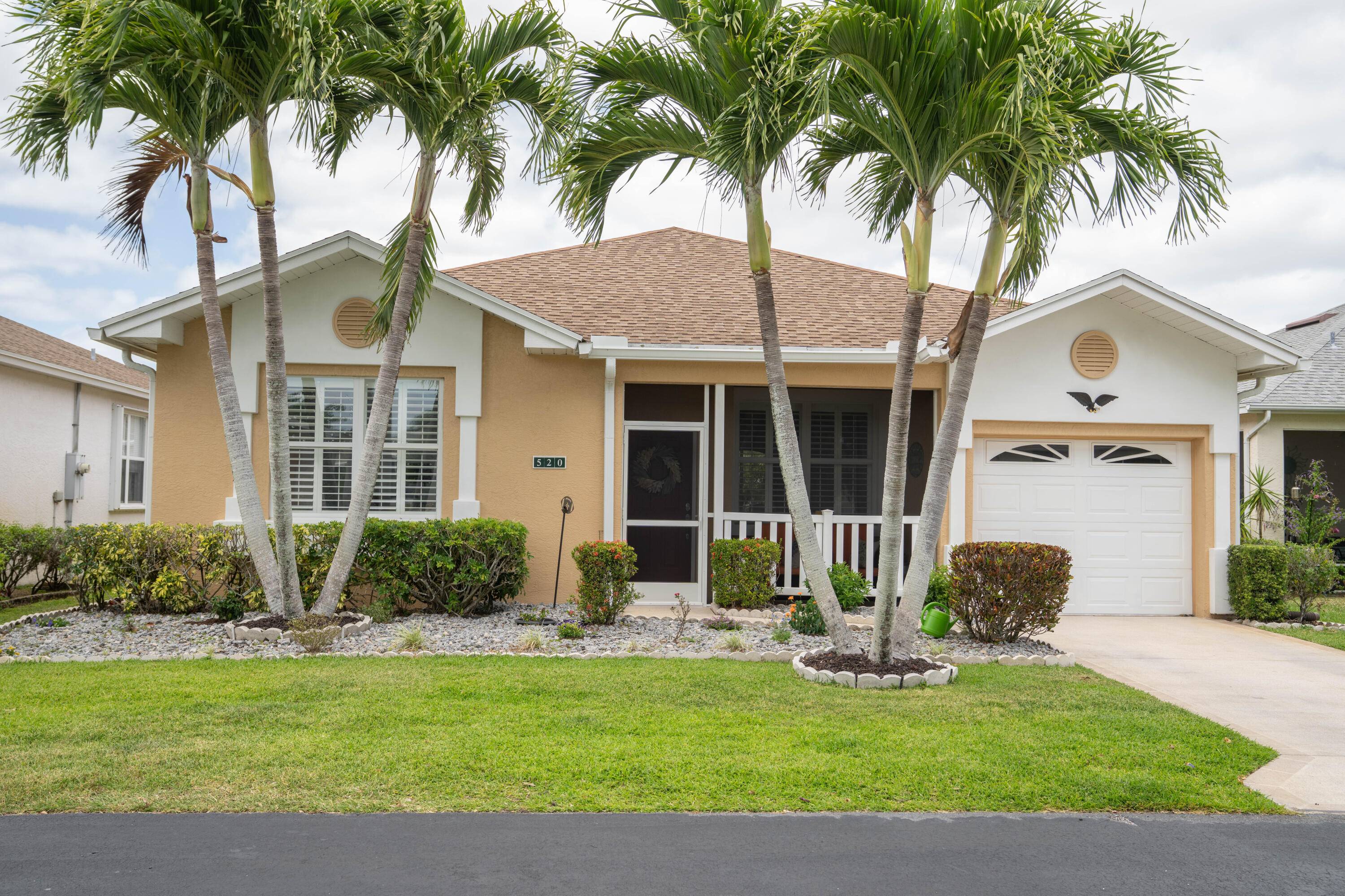 A gorgeous, well maintained home nestled in the Isle of San Marino, of Kings Isle is ready for you !