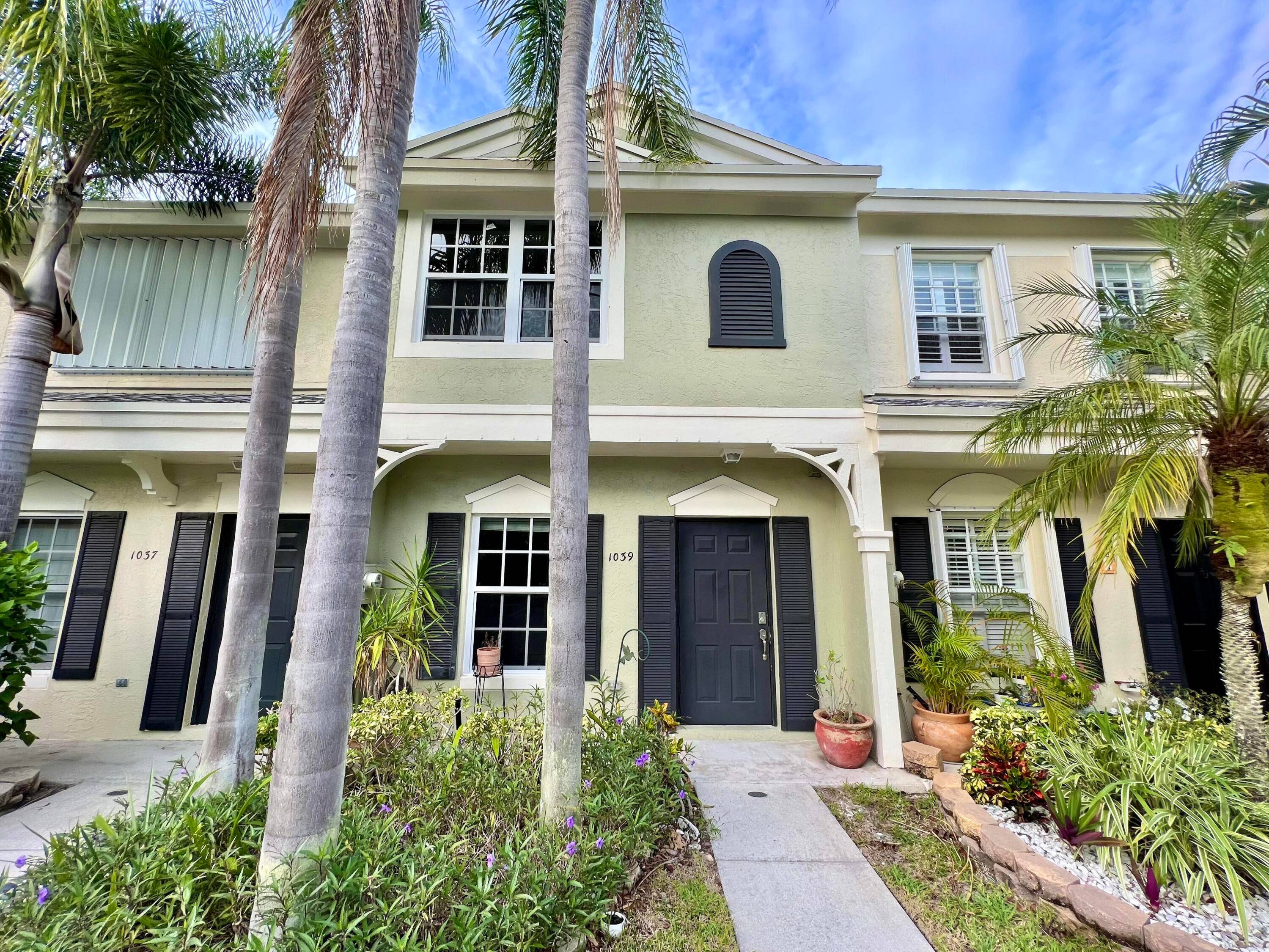 Welcome to this charming townhouse in Delray Beach !