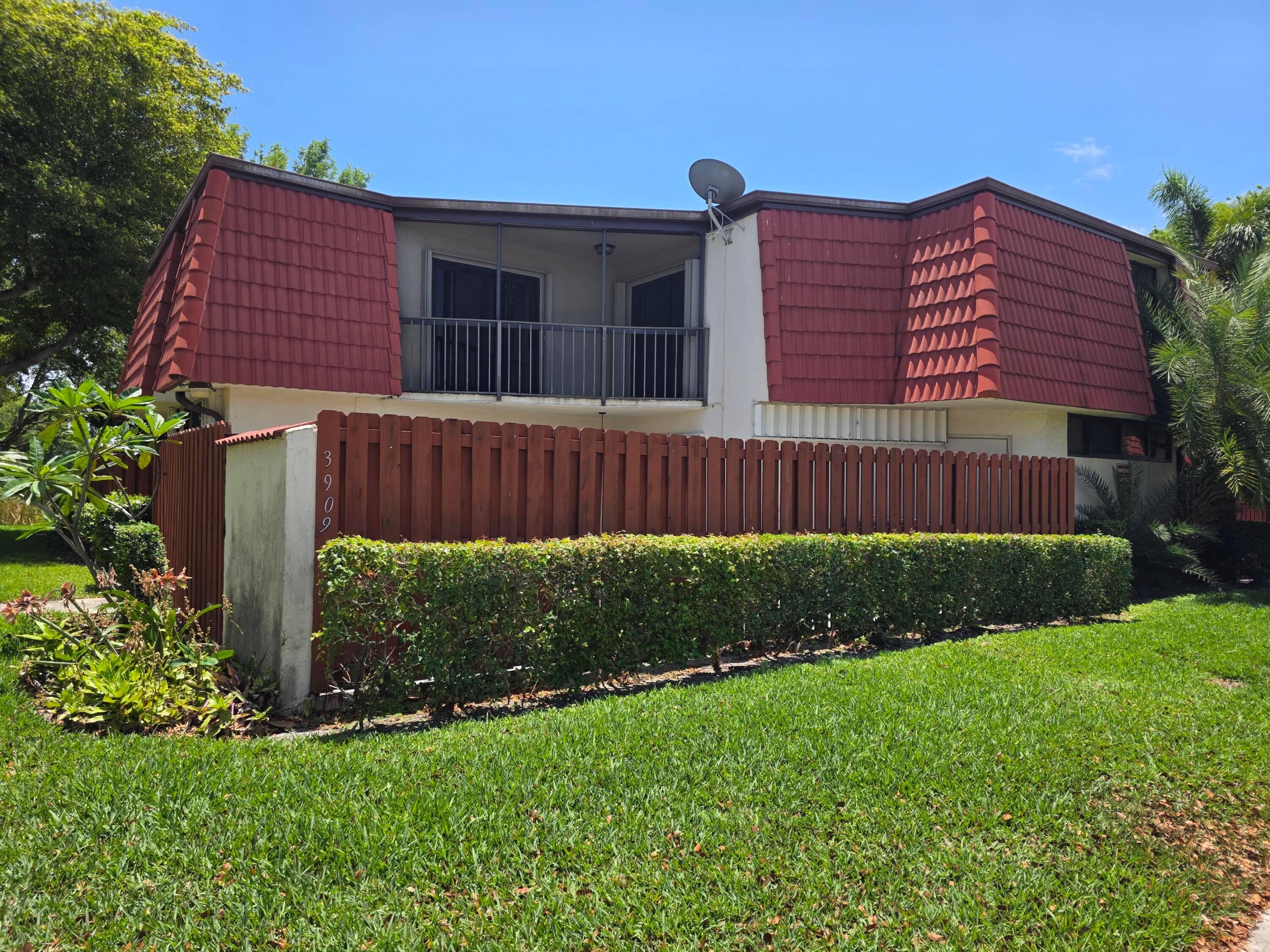 Discover the charm of this delightful and cozy townhouse, perfect for those seeking both comfort and modern amenities.