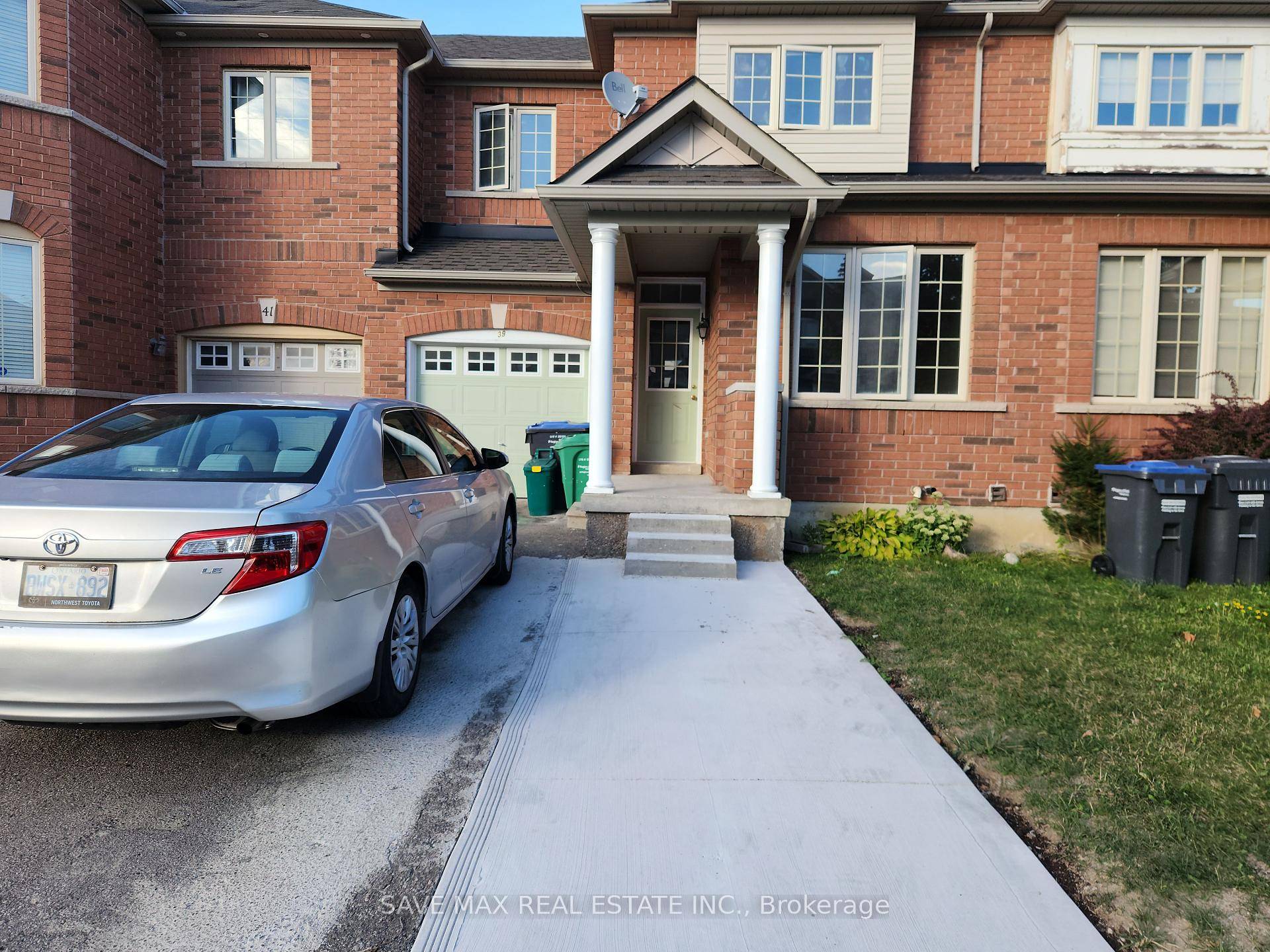 Beautiful well maintained Brick front townhouse 3 bed 3 bath located in Springdale, entire house with laminate flooring, oak staircase, spacious living Family room, close to all amenities, easy access ...