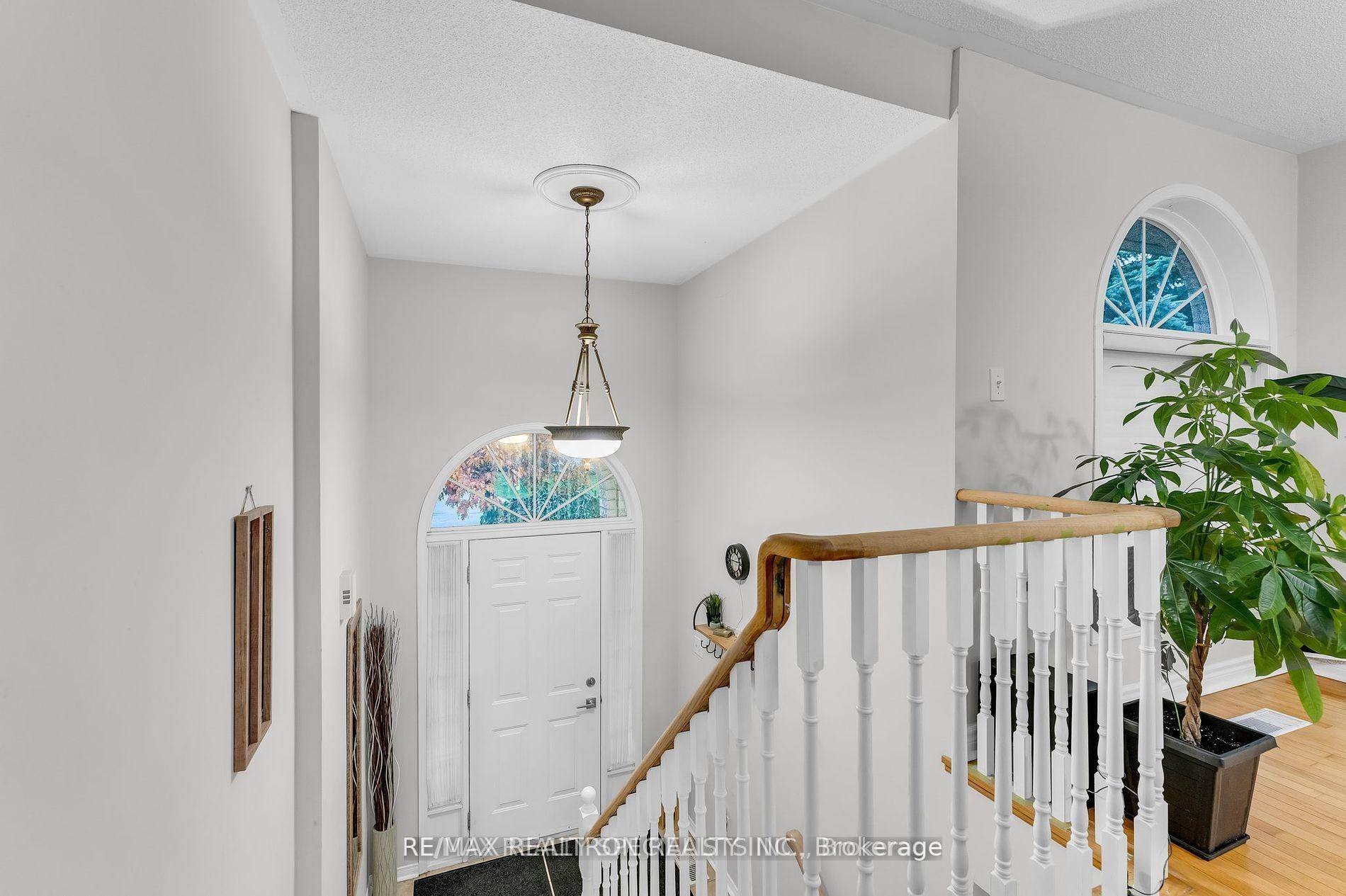 Perfect 3 Bedroom Bungalow For Lease Main Floor Only Bright amp ; Spacious Approx 1500 Above Grade 2 Full Bathrooms Large Eat In Kitchen W Breakfast Area amp ; W ...