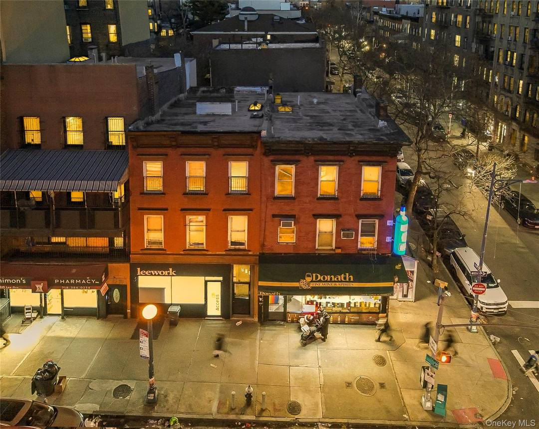 Location ! Location ! The house sits on a 22 foot wide by 80 foot deep lot, offering a well proportioned footprint with efficient use of space.