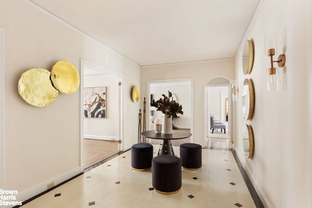 Elegant Park Avenue Pre War 8 Room Estate This sunny, high floor three bedroom, three bathroom apartment showcases the hallmark pre war elegance and charm of one of Carnegie Hill's ...