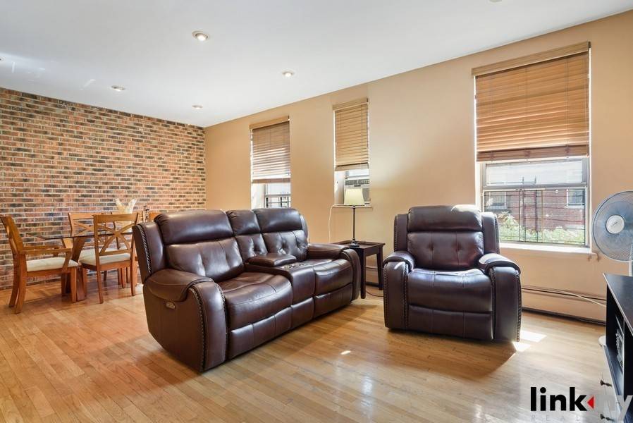 Priced to sell ! !. Investors subletting allowed.
