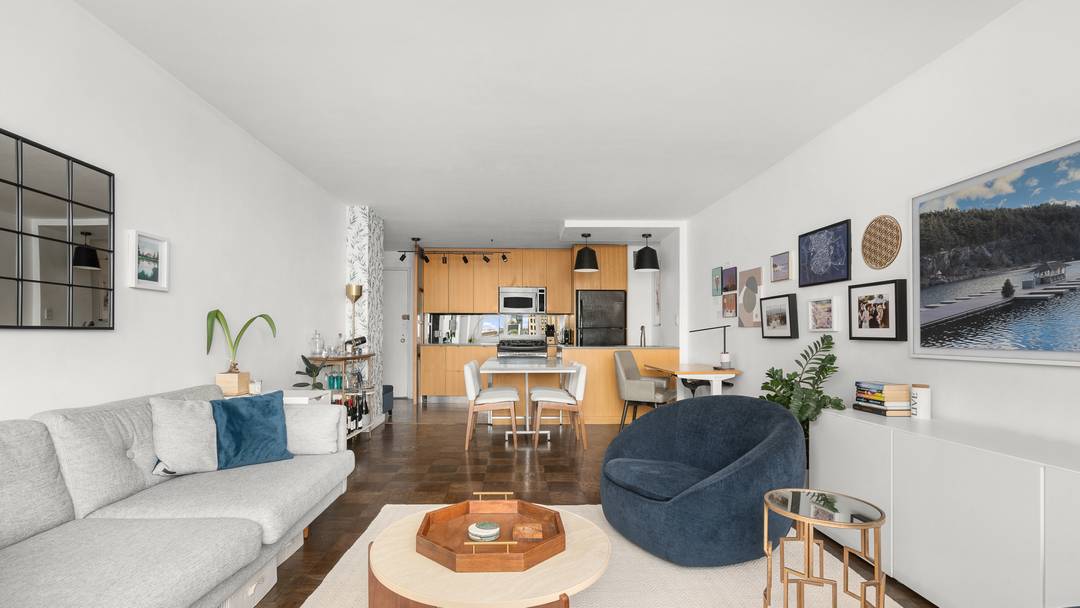 This gracious high floor one bedroom, one bathroom residence offers sweeping views over the West Village, Chelsea, and unforgettable sunsets over the Hudson River.