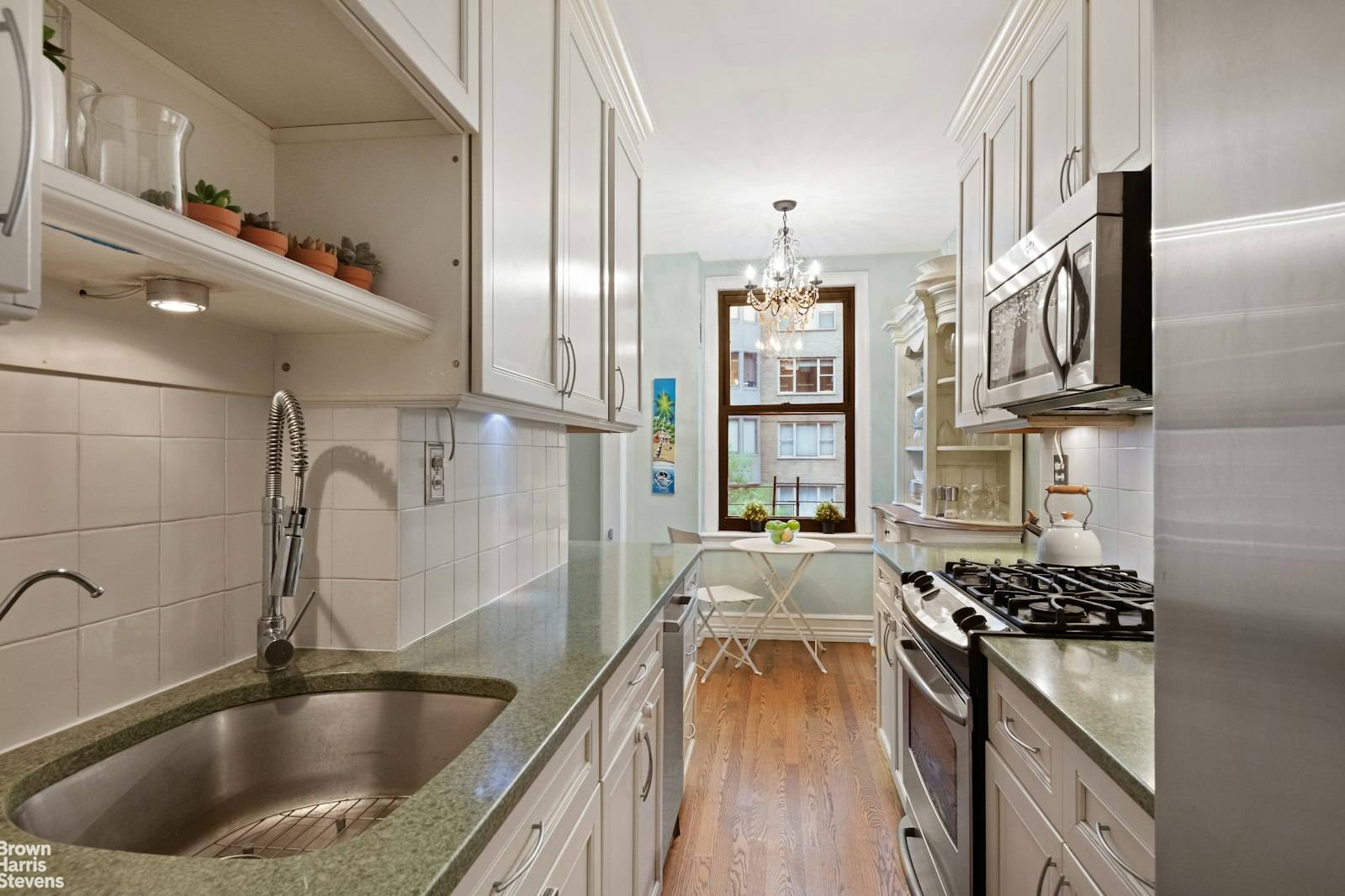 2BR VALUE 929k ! with sunshine vus !