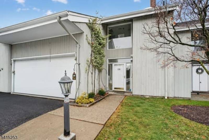 Welcome to this adorable and charming townhouse offering comfortable, easy living in a well maintained complex close to shopping.