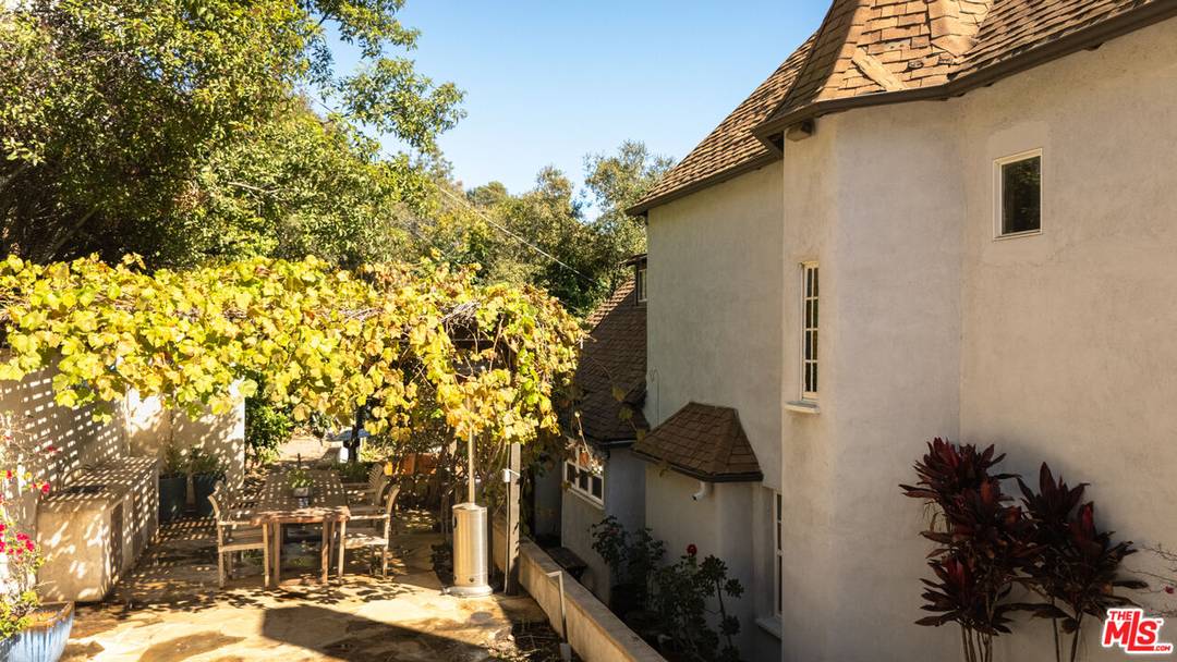 2829  N Beachwood Dr 4BR Hollywood Hills East La