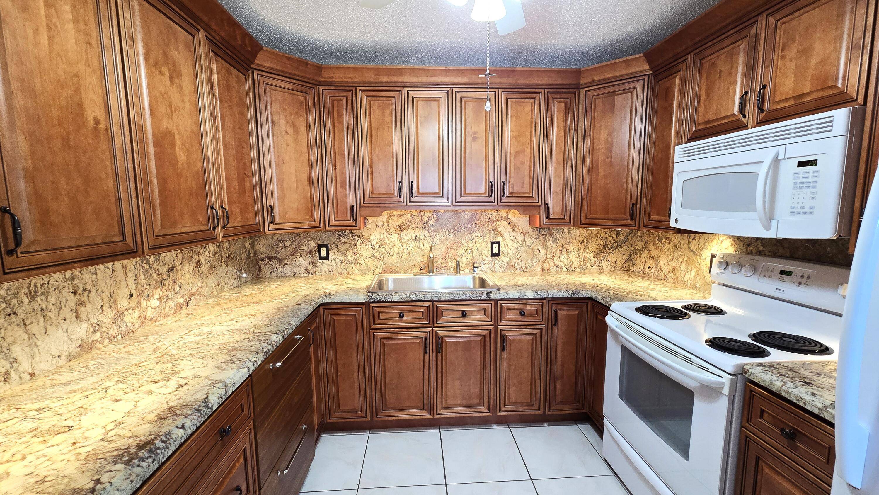 SELLER IS MOTIVATED BRING ALL OFFERS Spacious 1032sf condo w LakeView.