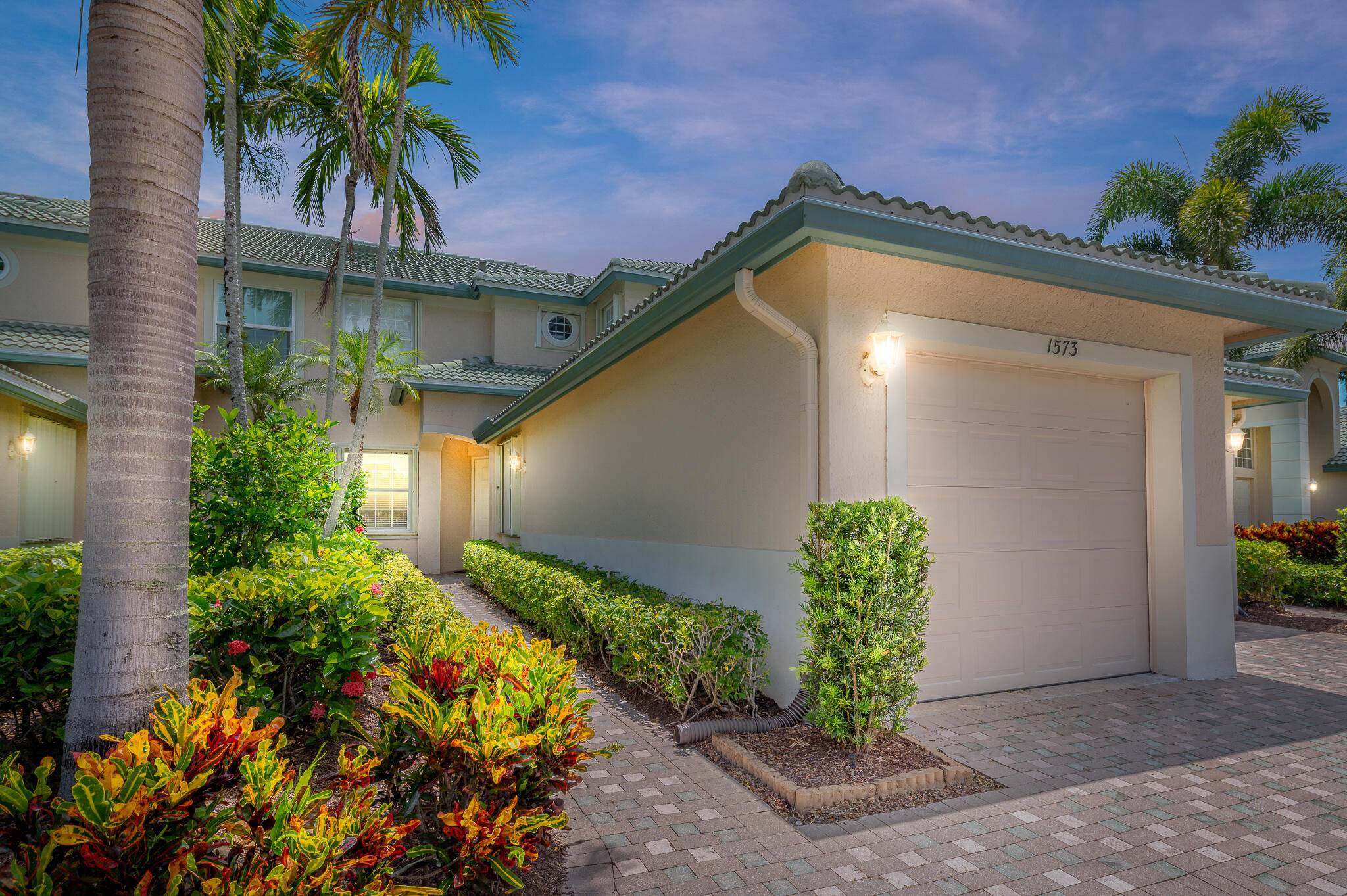 Villa for sale, first floor furnished villa with 2 bedrooms, den, 2 bathrooms and 1.