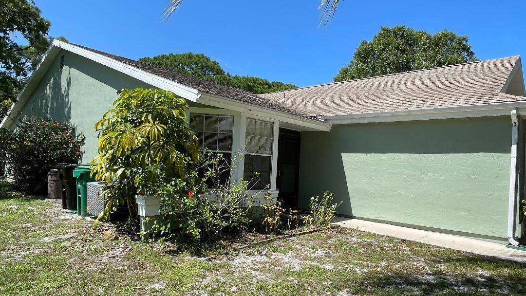 Beautiful 3 bedrooms 2 bathrooms, 1 car garage.