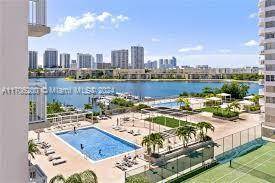 Must See a fantastic, well located building Aventura.