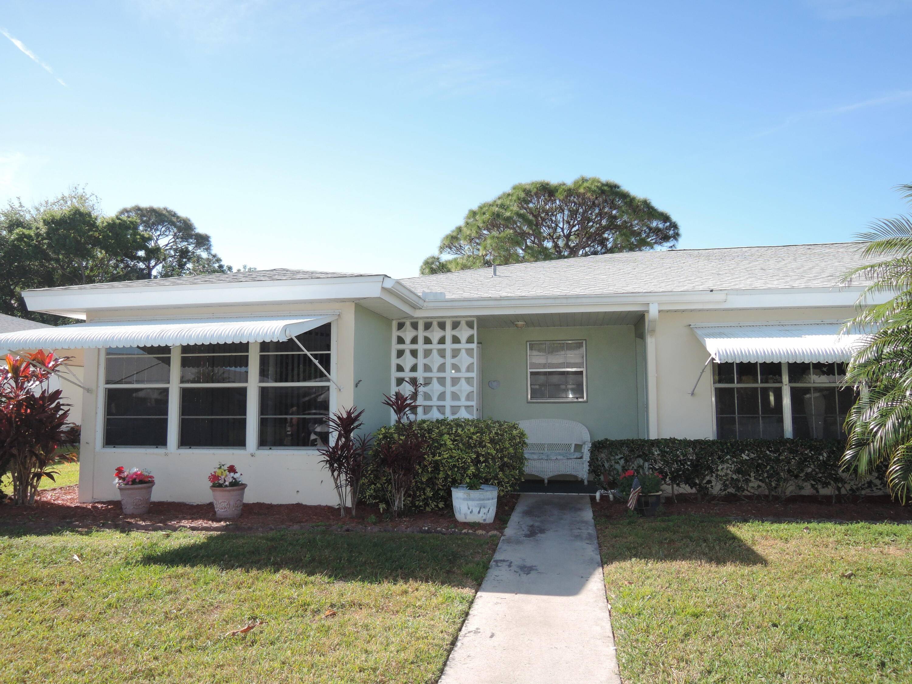 This condo has been updated w new kitchen, 42'' wood cabinets, pull out shelves, soft close doors drawers, granite counters, black appliances, makes this kitchen a chef's delight.