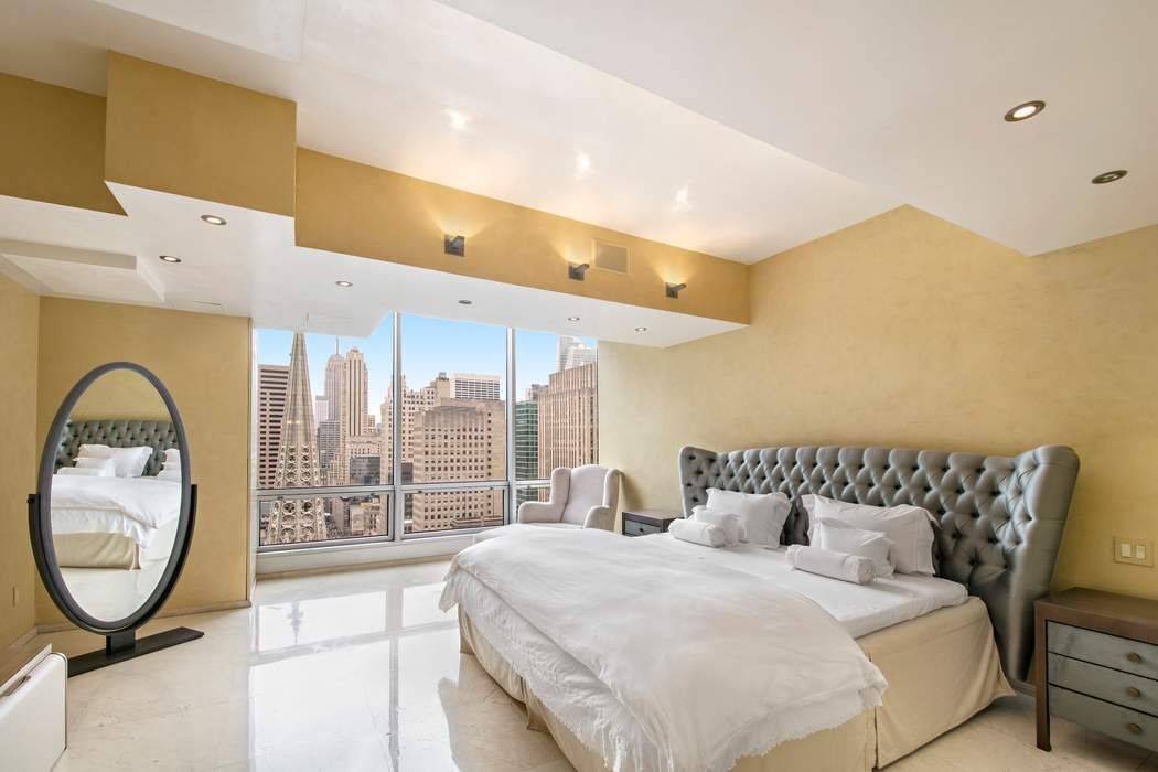 High up atop of Fifth Avenue, it is a rarely available 2 Bed 2.