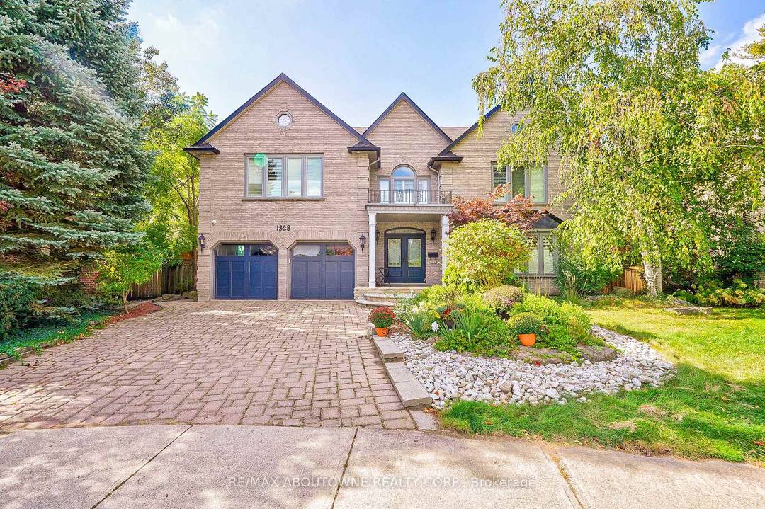 Enclaved in the woods, nestled on a ultra premium ravine lot in an exclusive four home cul de sac, this custom Dalzotto built estate offers approximately 4, 000 sf above ...