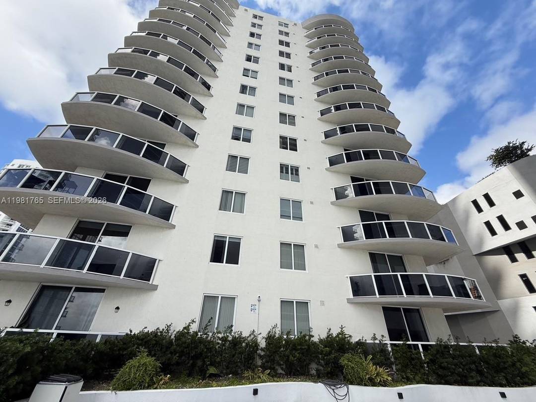 23 Biscayne Bay condo 3 Bedrooms 2 Bathrooms 2 parking space is located in the Edgewater Midtown area of Miami.