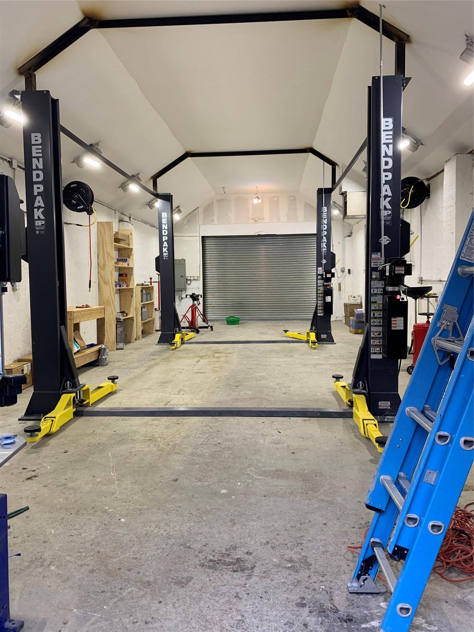 Auto repair for rent. Everything was set up for your business.