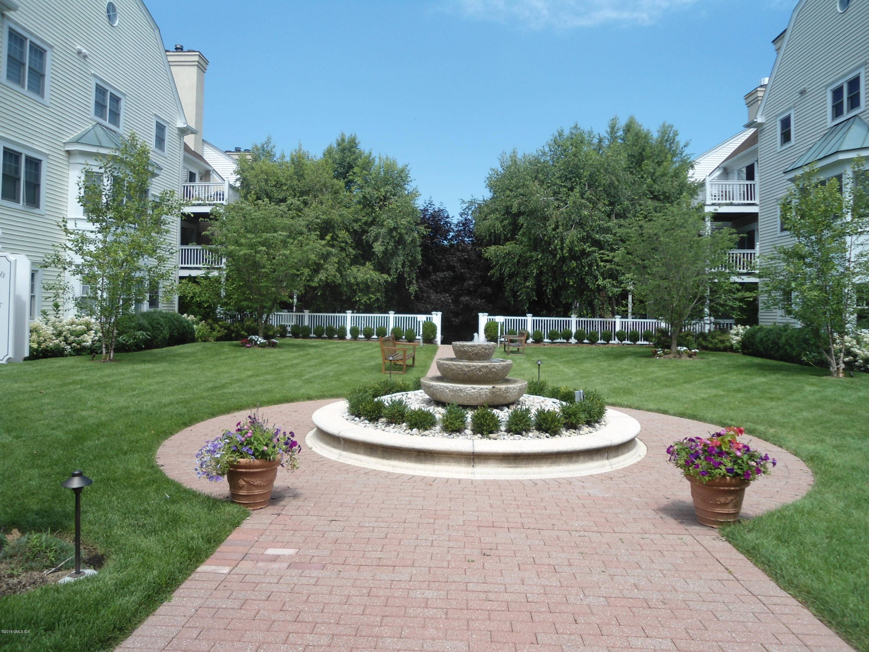 Metropolitan convenience meets suburban charm !