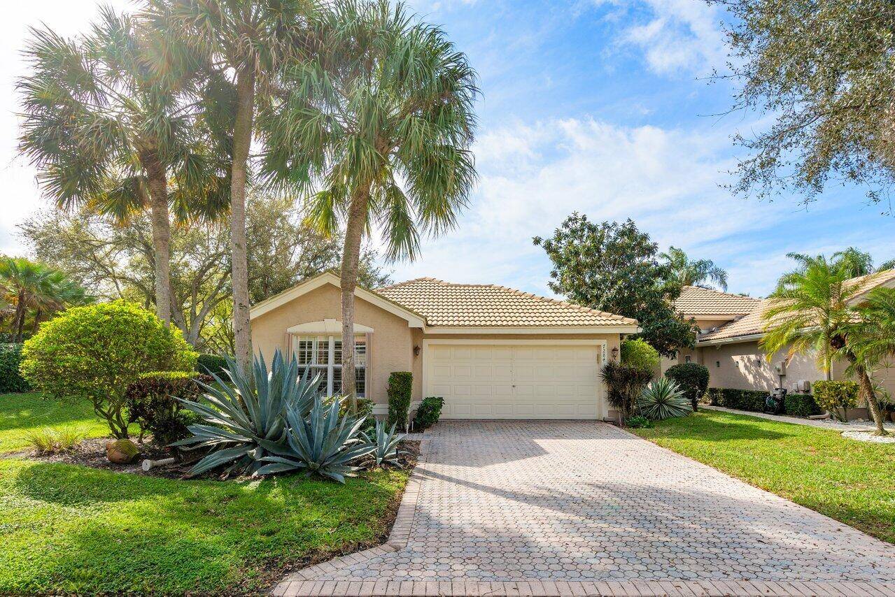 This 3BR 2BA Majestic model sits at the end of a cul de sac and backs to the lake.