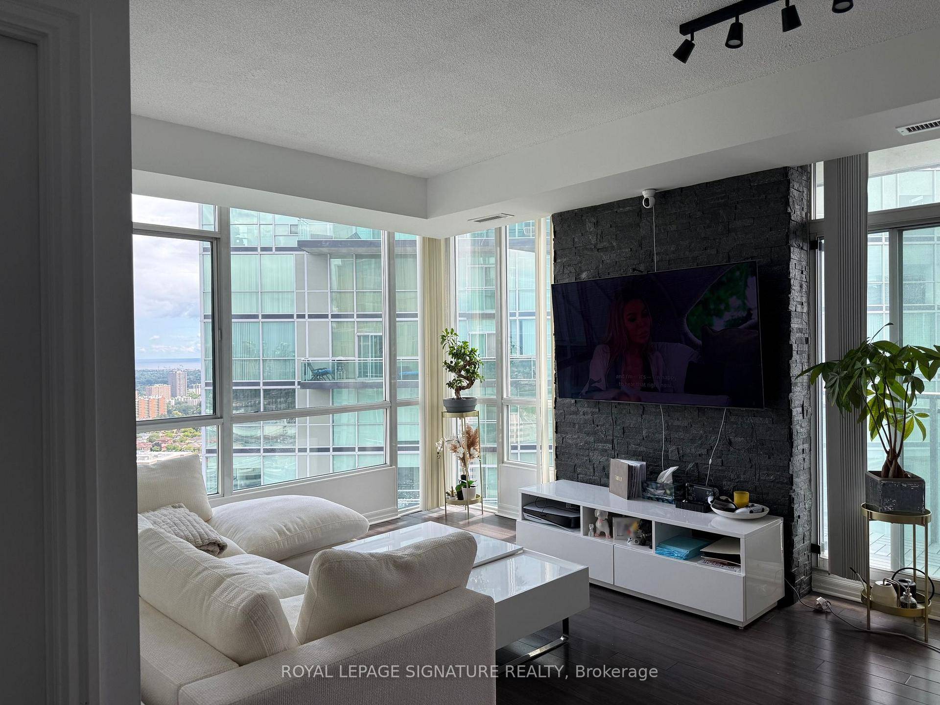 Immaculate and sun filled corner unit located in the heart of Mississauga.