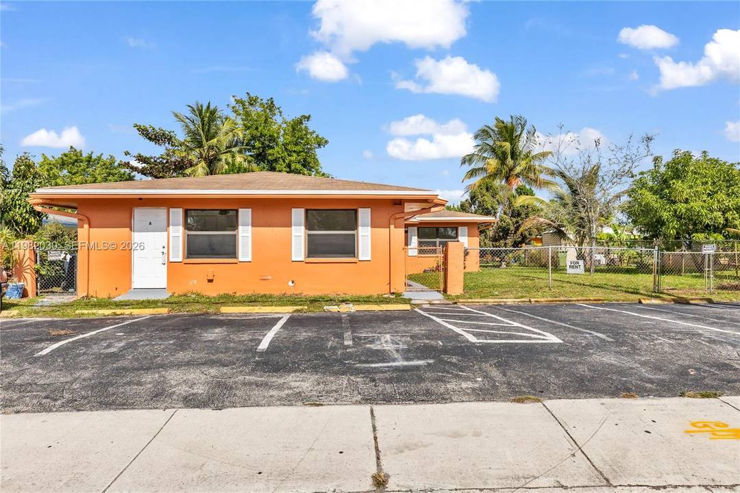 Turnkey income producing legal triplex !