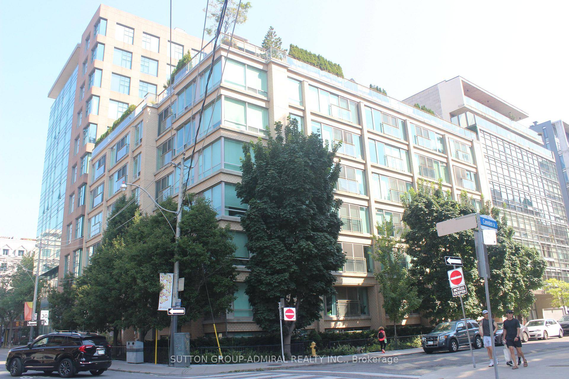 Welcome to the Sylvia Lofts, an 8 storey boutique condo located in a prime location, This 573 sq.