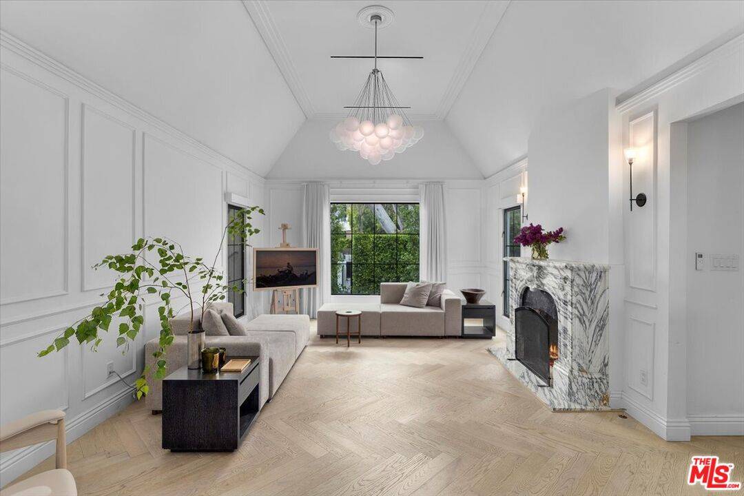 161  S Laurel Ave 3BR Beverly Grove La