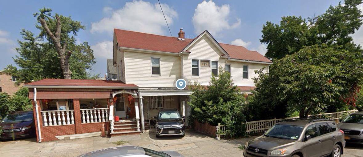 Excellent opportunity ! Flushing Prime Location Corner Lot R4A rare development site Prime Location 40ft by 100ft corner lot Current with a 2family structure first floor 4 bedrooms, second floor ...