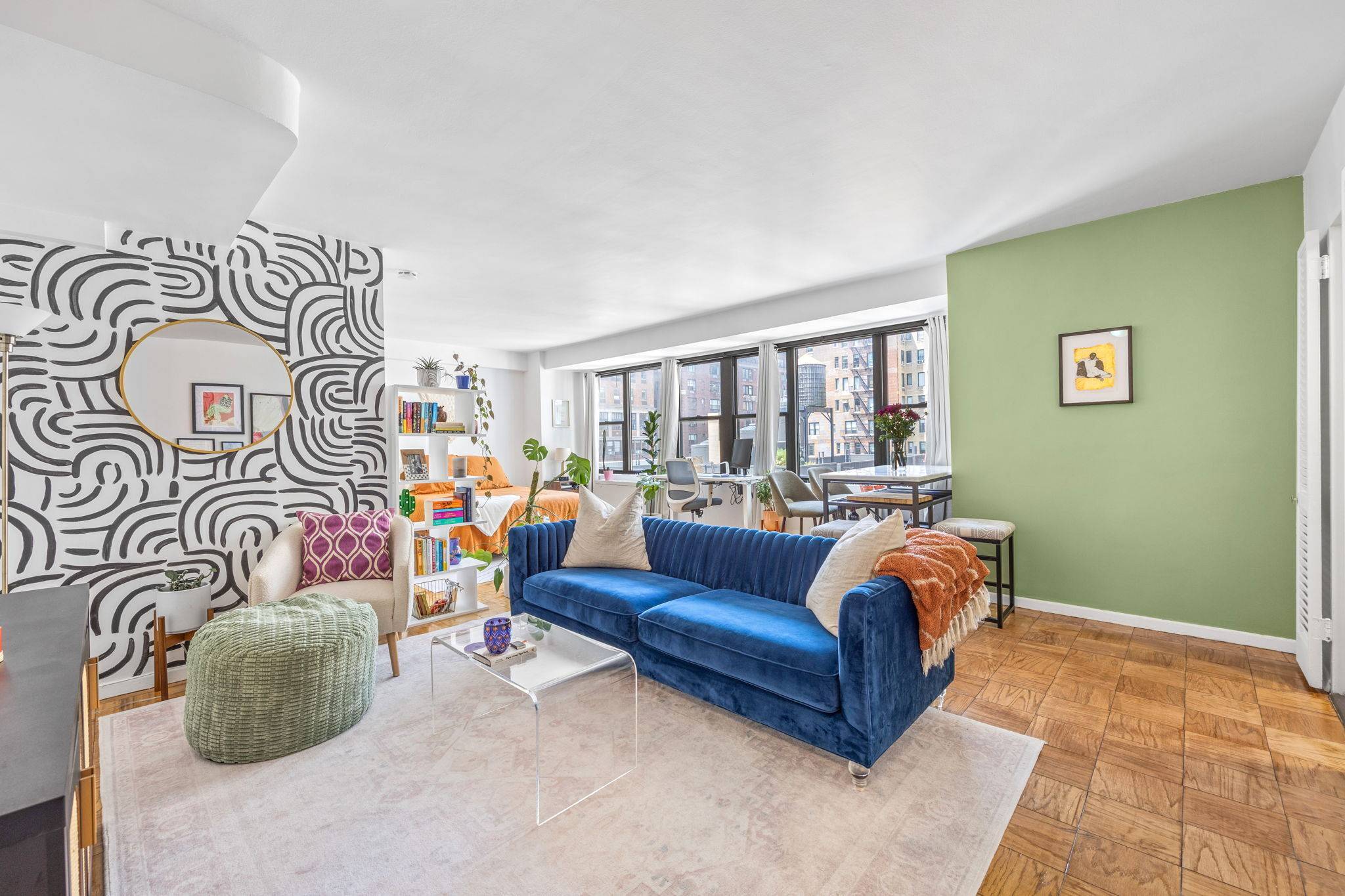 Welcome to an exquisite, sun drenched studio apartment located in charming Carnegie Hill on the Upper East Side.