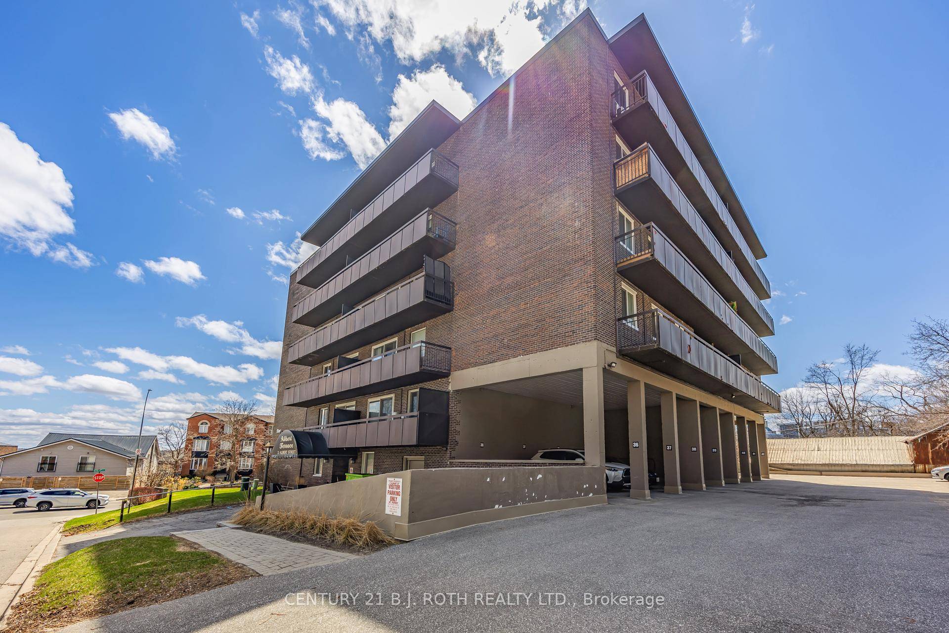 Quiet amp ; Clean 2BR, 2Bath Condo with great location in Barrie's Waterfront Community.
