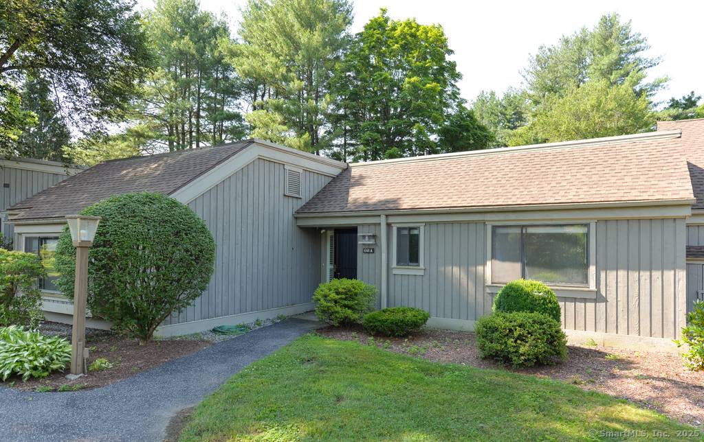 A perfect location with just completed interior refresh at this 3 bed 2bath Berkshire in 55 Heritage Village !