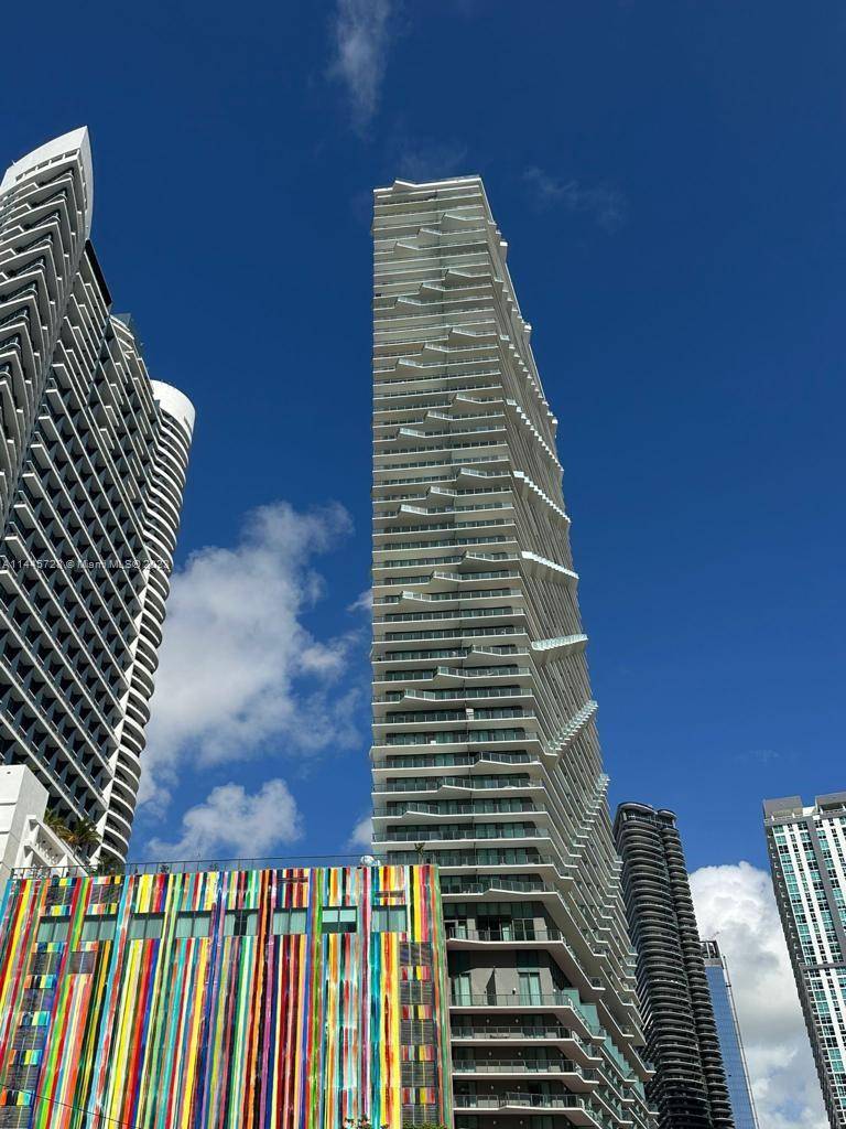 Amazing opportunity to live in a stunning 1 Bed 1Bath in SLS Brickell residences.
