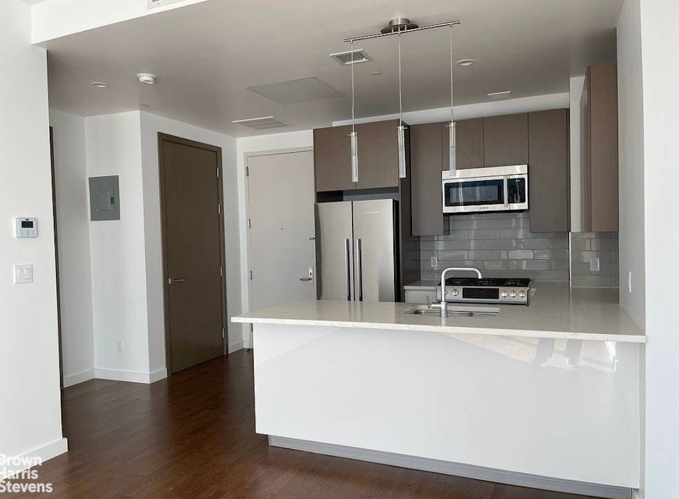 Welcome to Residence 14G at Star Tower, a beautifully designed 1 bedroom, 1 bathroom condo in vibrant Long Island City.