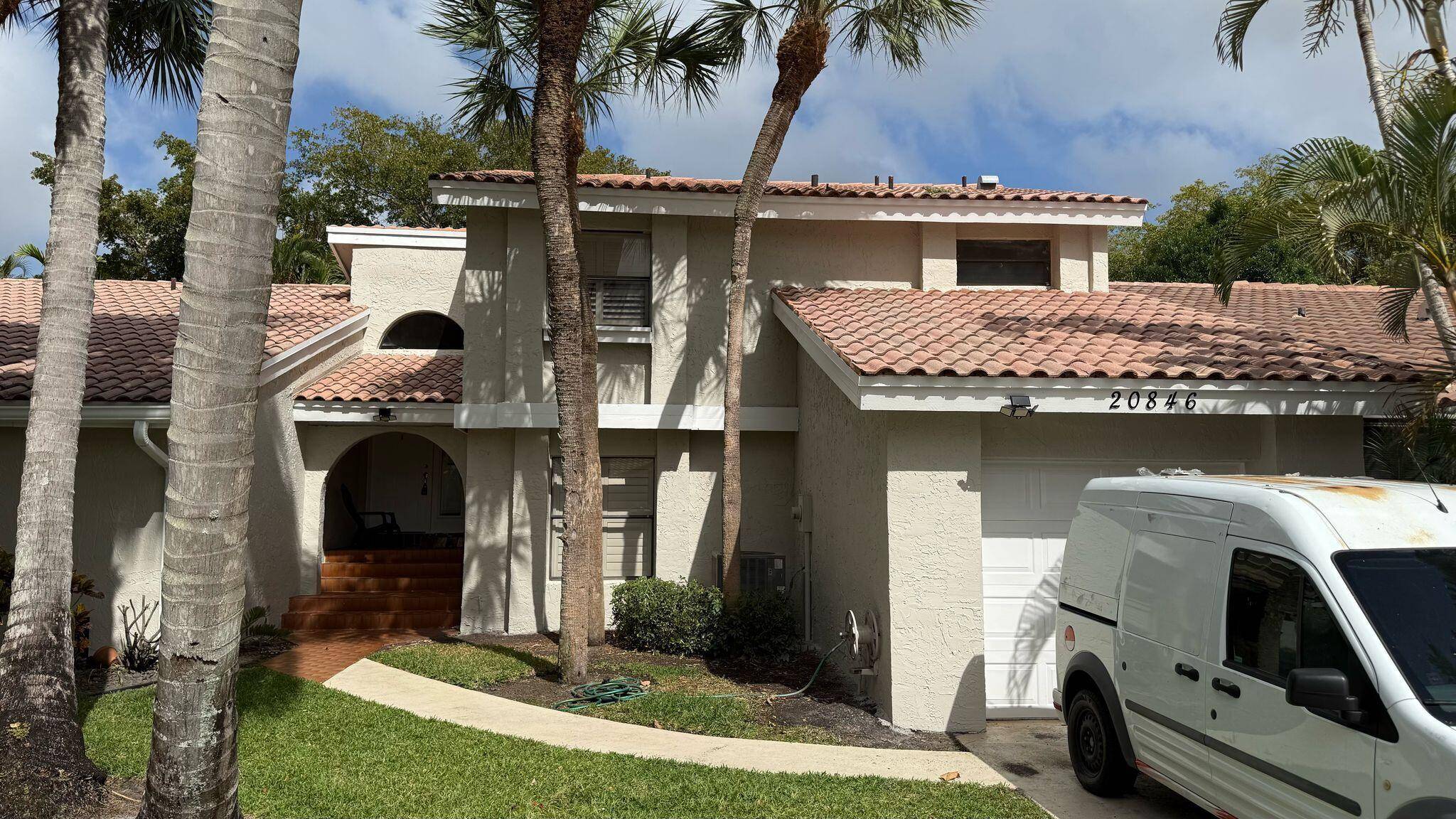 BRAND NEW ROOF 2025. BEAUTIFULLY RENOVATED TOWNHOME IN THE HEART OF BOCA RATON !