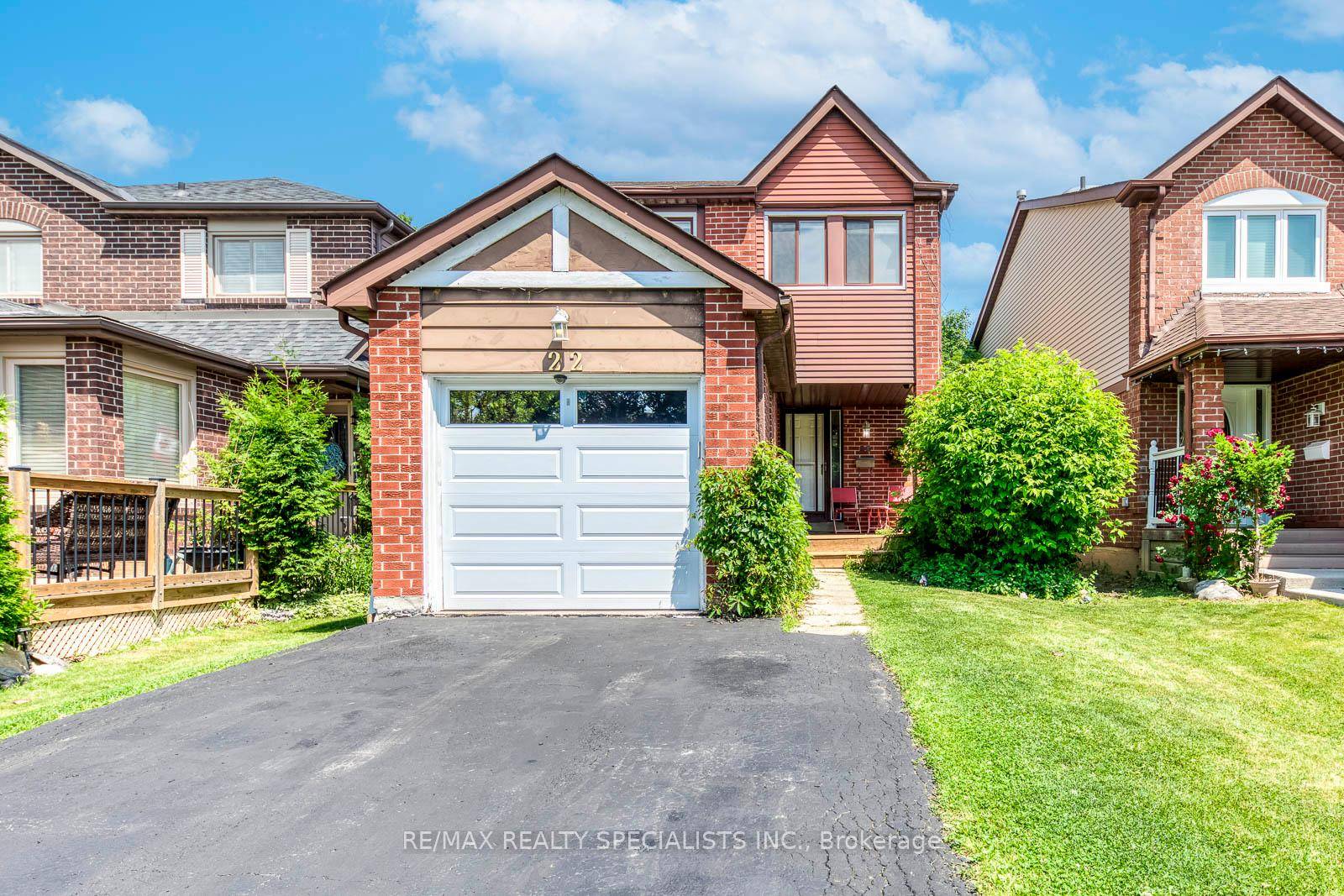 Fully detached 3 bedroom home in the south end of Brampton.