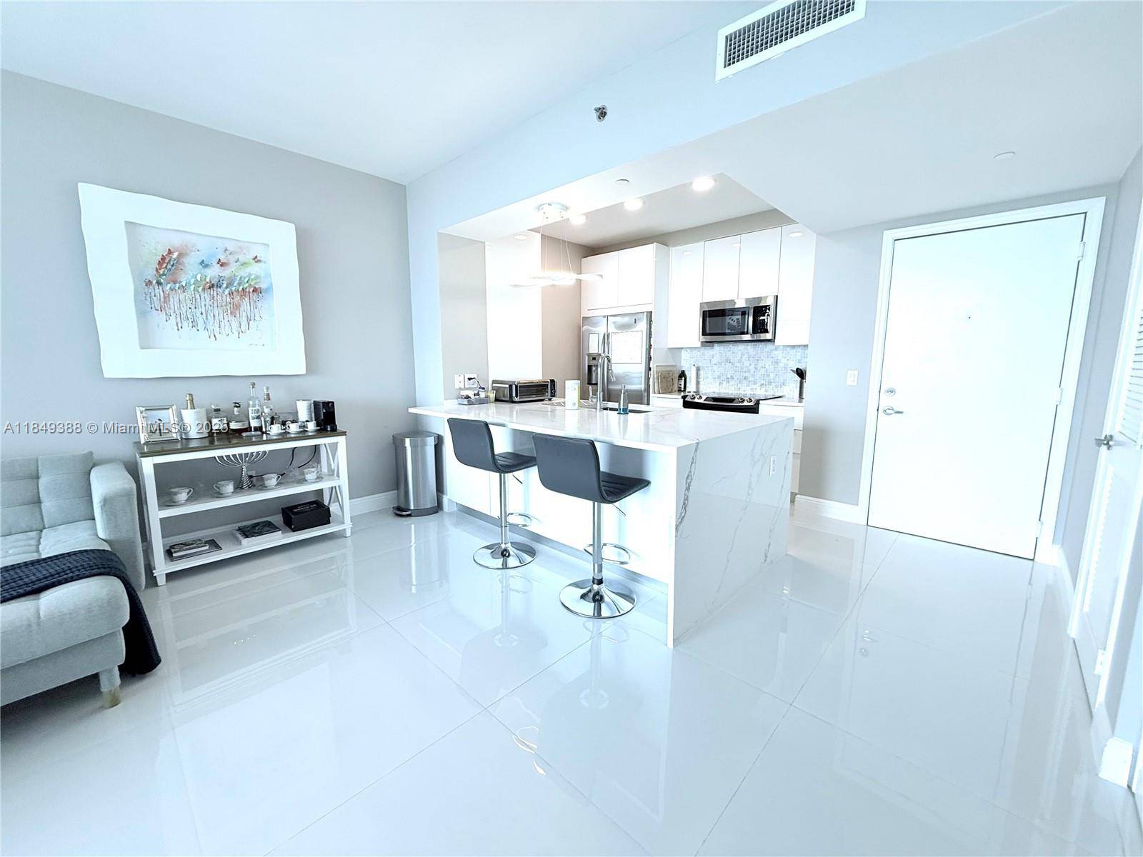 Experience unparalleled luxury in this spectacular 34th floor, 1 bedroom, 1 bathroom unit offering direct Biscayne Bay views.
