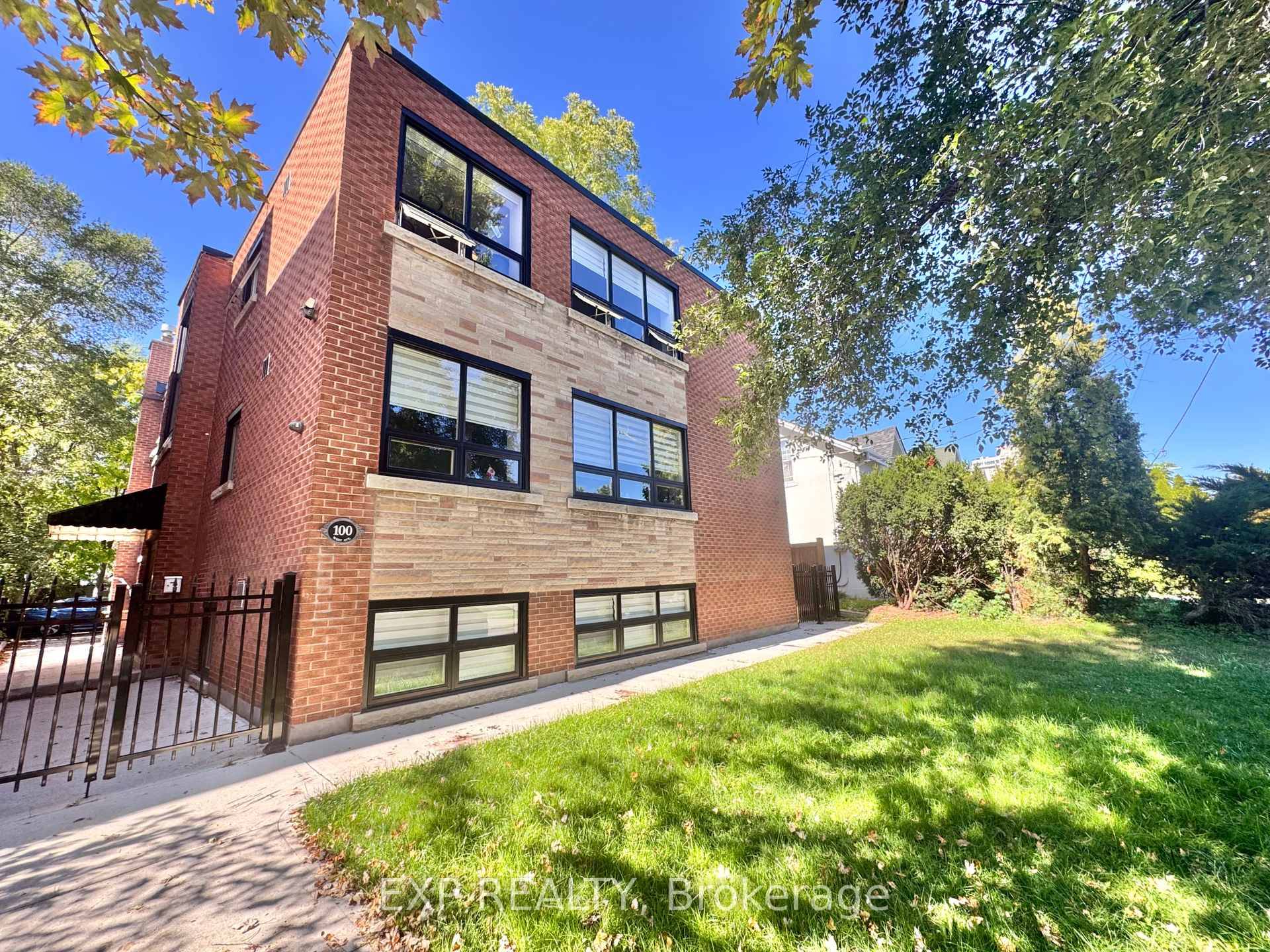This stunningly renovated 1 bedroom unit is a rare findtruly one of a kind in the building !