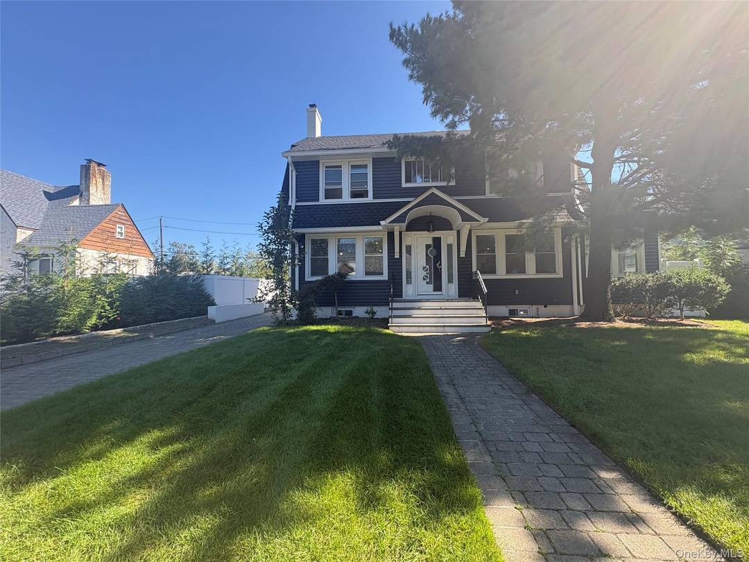 Prestigious Dutch Colonial Estate in Hempstead s Country Club Community No detail overlooked, no expense spared welcome to this masterfully reimagined Dutch Colonial Smart Home in the highly sought after ...
