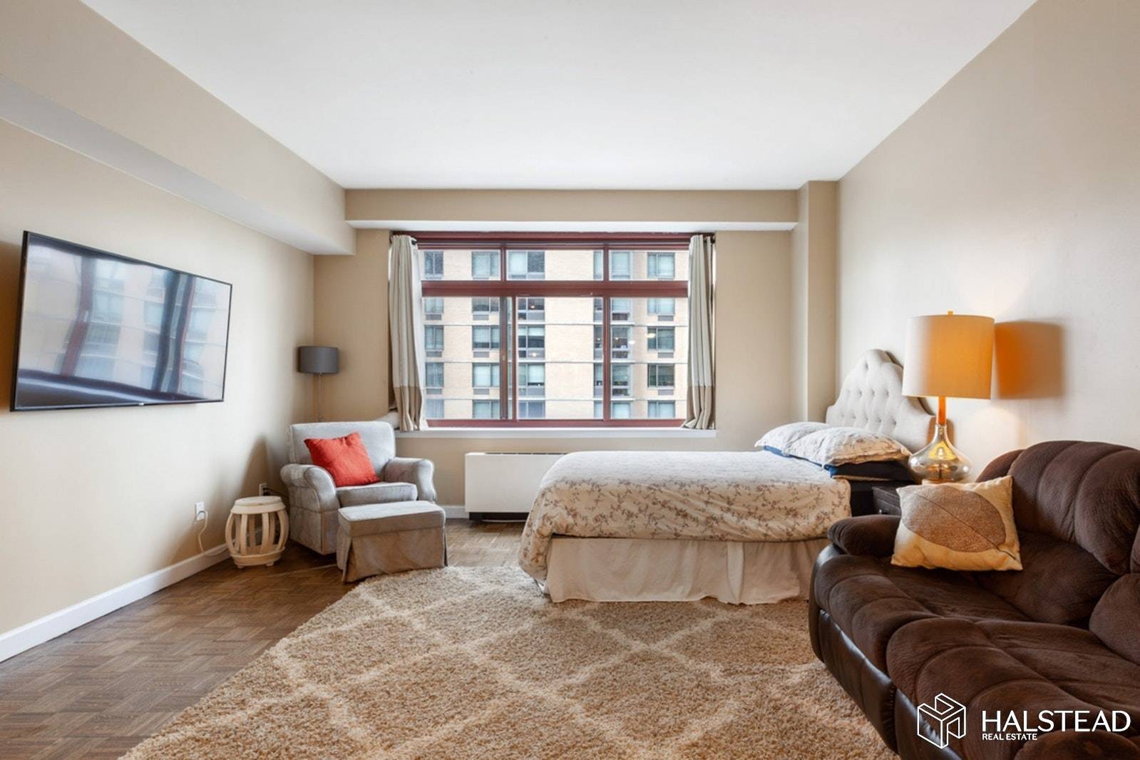 This spacious and modern studio is available for rent in one of the best located and well run luxury buildings in all of Long Island City !
