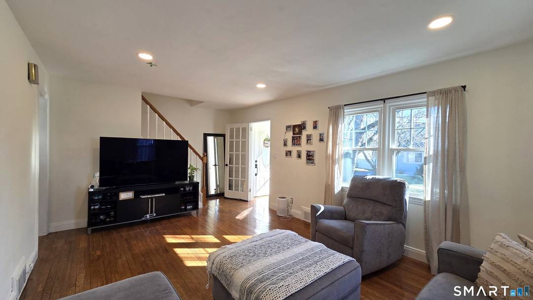 Welcome home ! Nestled on a quiet street in Stratford, this charming property offers the perfect blend of comfort and convenience.