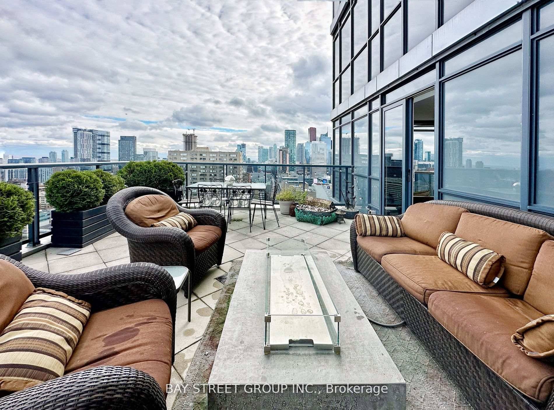 A Rare Gem ! Stunning Open Concept Living With Breathtaking South East Lake amp ; City Views.