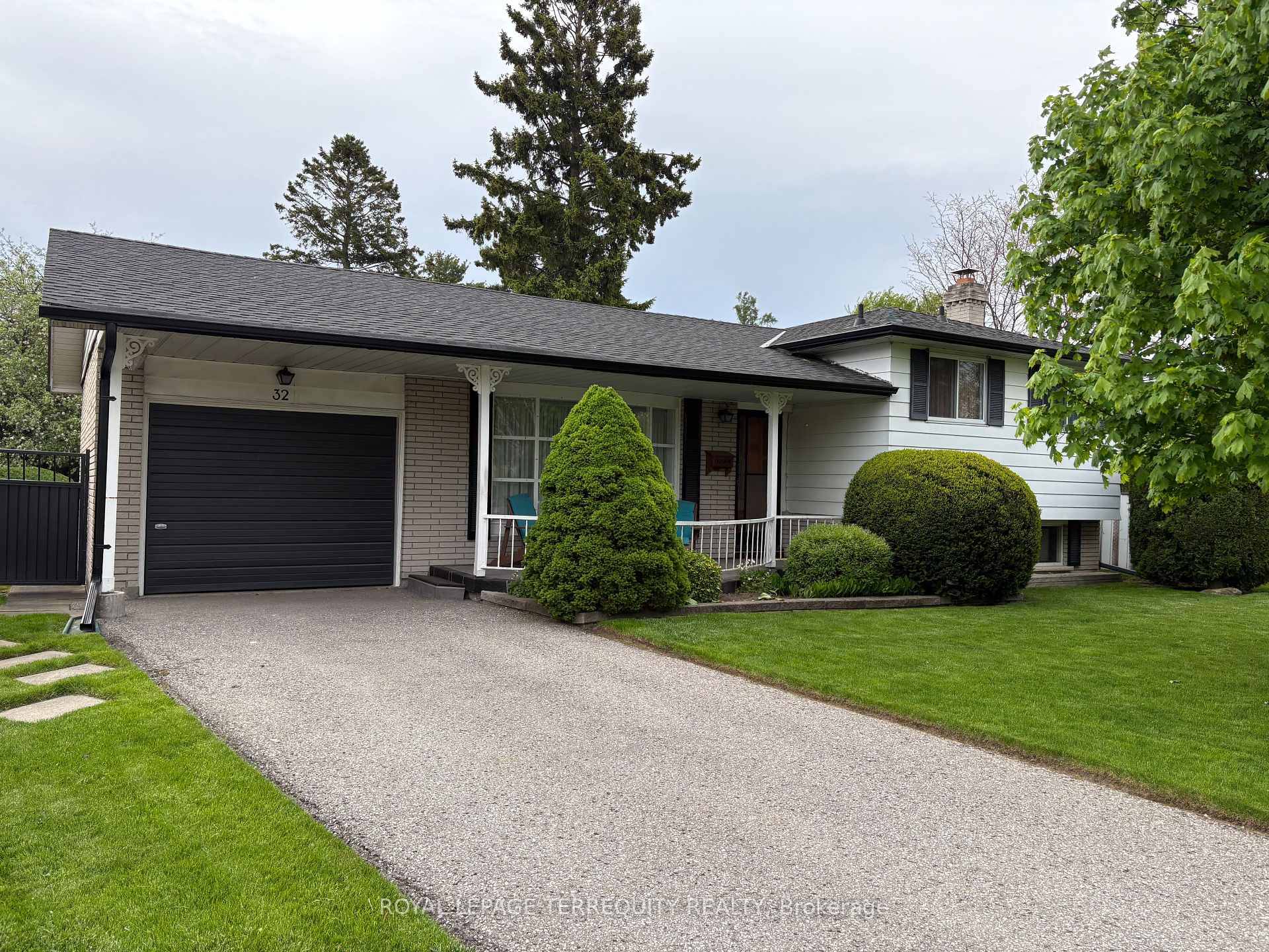 Welcome to this beautifully maintained sidesplit in a highly sought after neighborhood !
