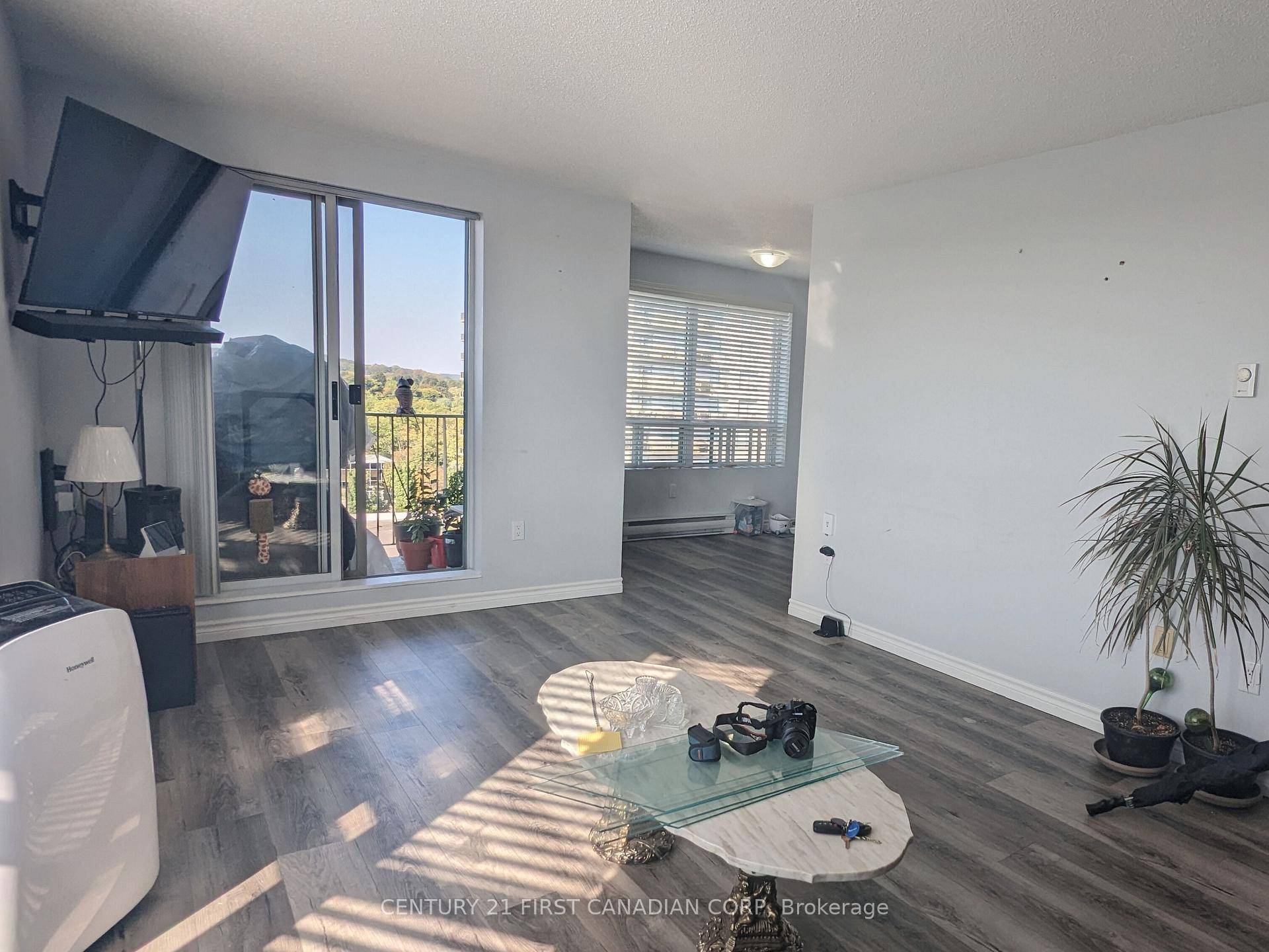 This spacious and bright 2 bedroom, 2 bathroom condo is located on the 10th floor of a well maintained and secure building.