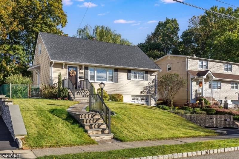 Welcome to 31 Oak Lane, where your dream home awaits !