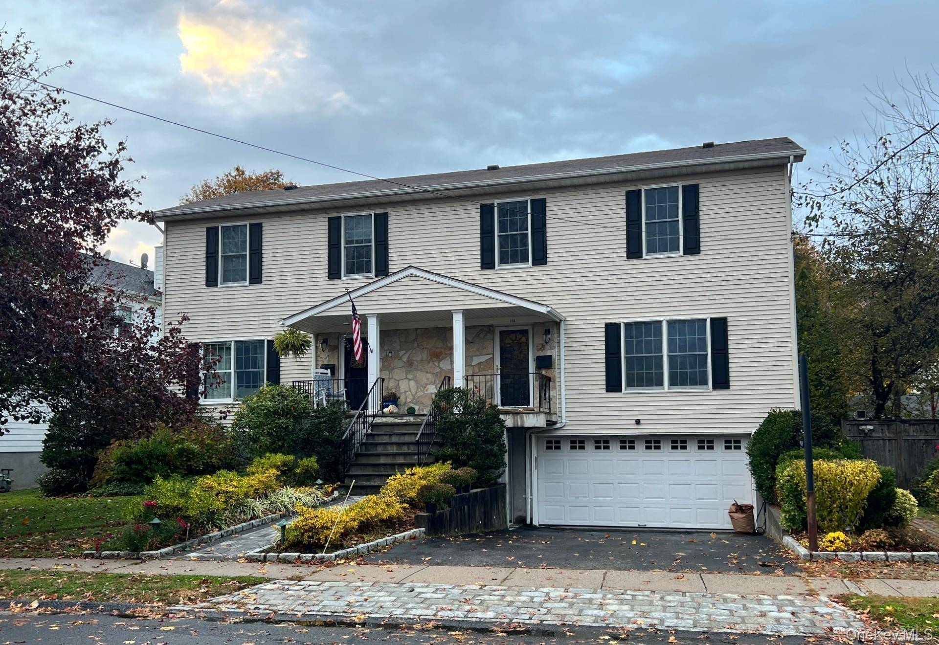 Move right in to this recently renovated rental in a side by side duplex !