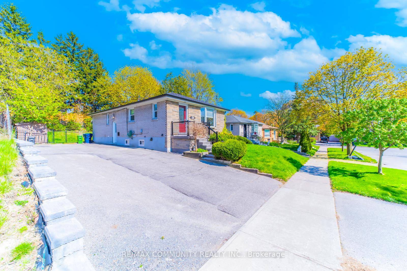 THROUGHOUT, OPEN CONCEPT MAIN FLOOR, THE SPACIOUS LIVING ROOM FEATURES LARGE BAY WINDOW THAT FLOOD THE SPACE WITH NATURAL LIGHT, PREPARE YOUR FAVOURITE MEALS IN THE SLEEK AND STYLISH KITCHEN, ...